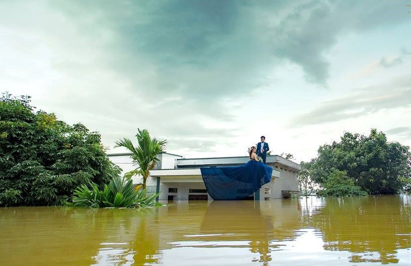 Chu re Ninh Binh leo len noc nha chup anh cuoi ngap trong nuoc lu hinh anh 3
