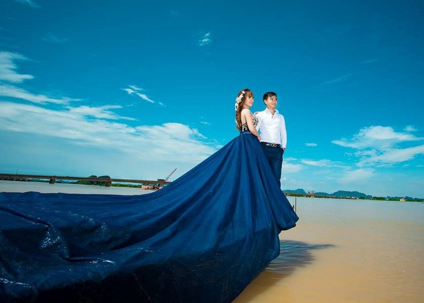 Chu re Ninh Binh leo len noc nha chup anh cuoi ngap trong nuoc lu hinh anh 4