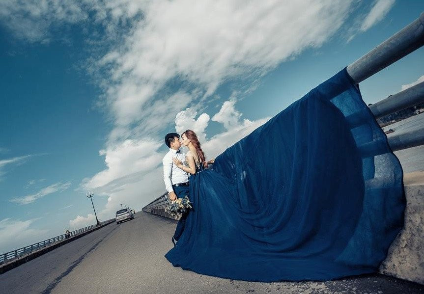 Chu re Ninh Binh leo len noc nha chup anh cuoi ngap trong nuoc lu hinh anh 9