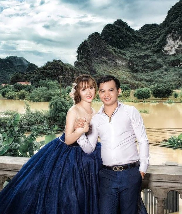 Chu re Ninh Binh leo len noc nha chup anh cuoi ngap trong nuoc lu hinh anh 7