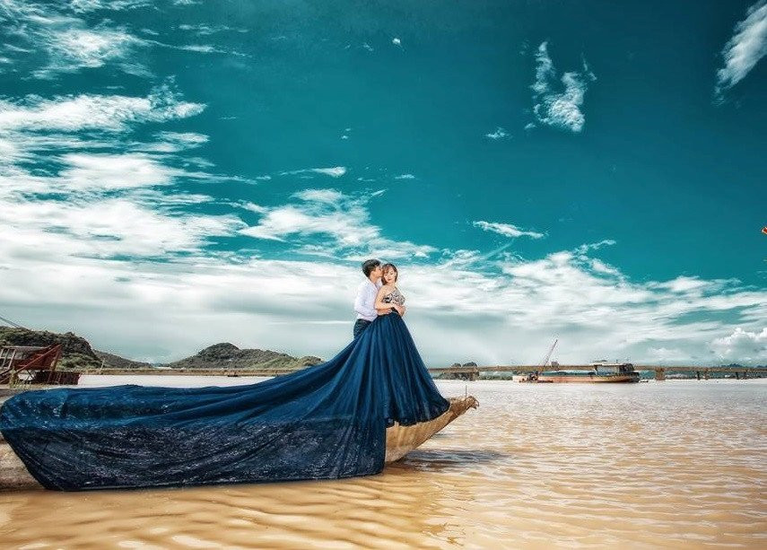 Chu re Ninh Binh leo len noc nha chup anh cuoi ngap trong nuoc lu hinh anh 10