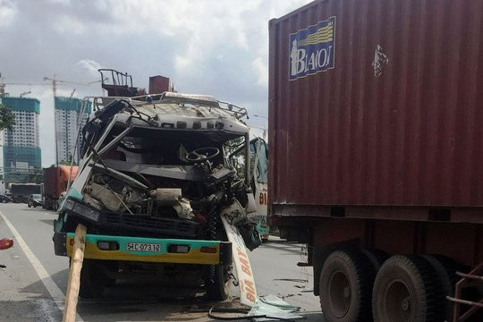 Tông xe liên hoàn, tài xế thều thào kêu cứu trong cabin biến dạng - Ảnh 1.