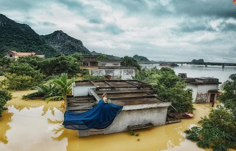 Chu re Ninh Binh leo len noc nha chup anh cuoi ngap trong nuoc lu hinh anh 6