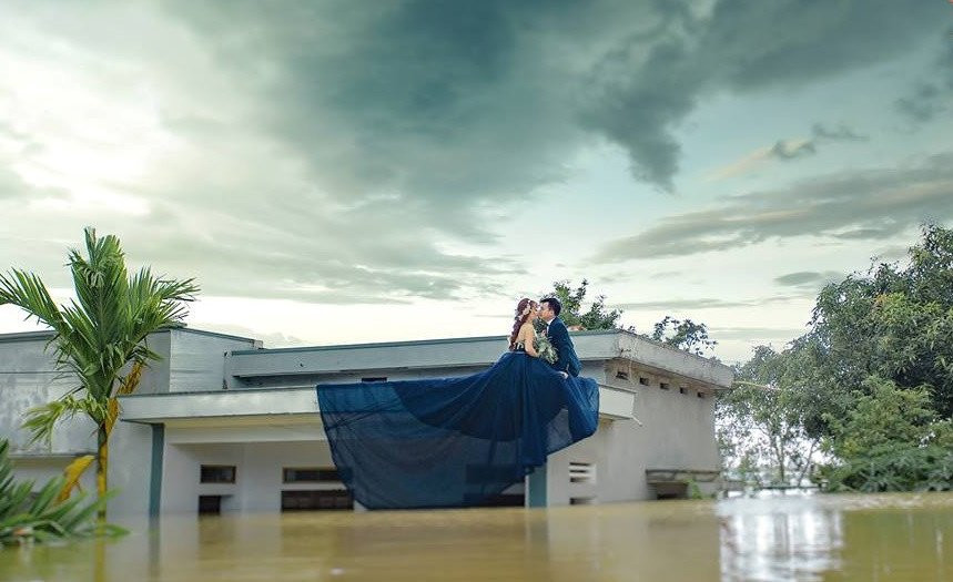 Chu re Ninh Binh leo len noc nha chup anh cuoi ngap trong nuoc lu hinh anh 8