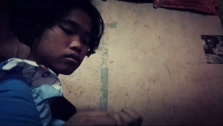 Khong di theo me, co be 12 tuoi nhat rac nuoi cha tan phe suot 5 nam hinh anh 1