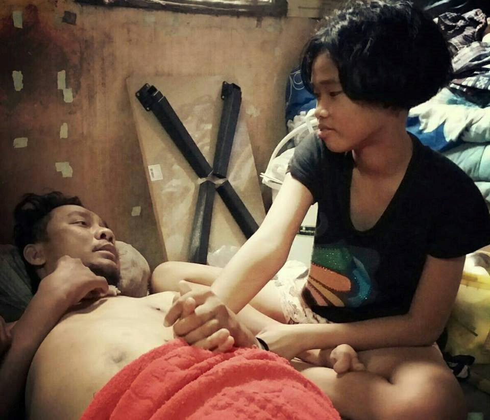 Khong di theo me, co be 12 tuoi nhat rac nuoi cha tan phe suot 5 nam hinh anh 2