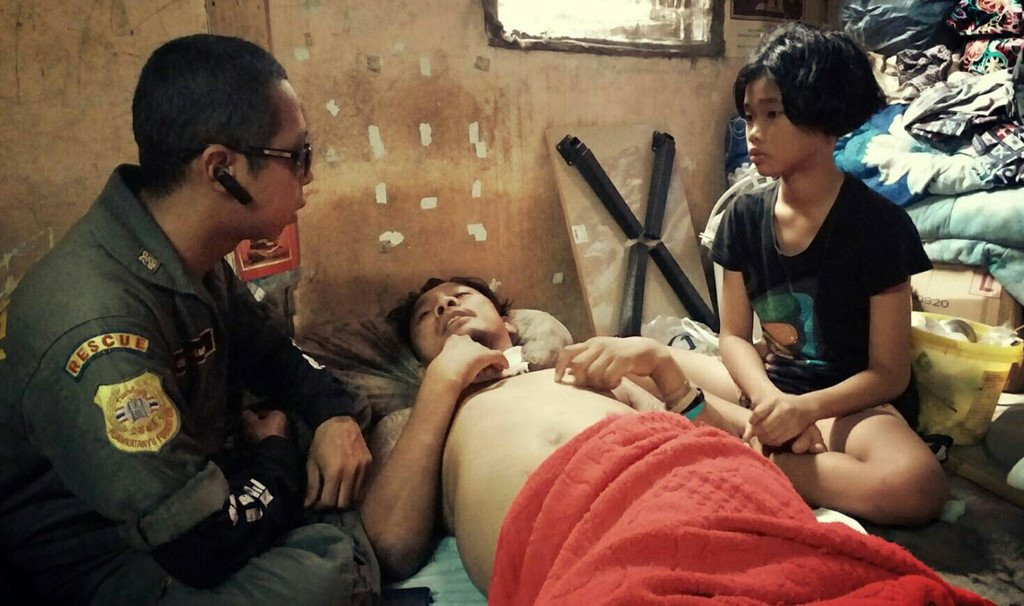 Khong di theo me, co be 12 tuoi nhat rac nuoi cha tan phe suot 5 nam hinh anh 4