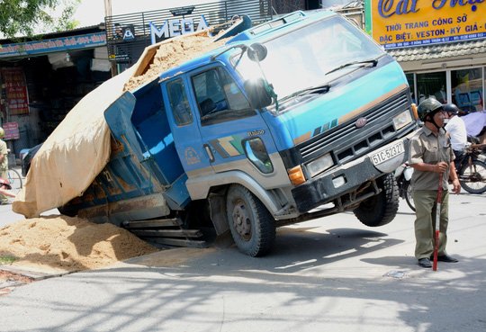 Kinh hãi hố sâu nuốt chửng xe ben ở TP HCM - Ảnh 1.