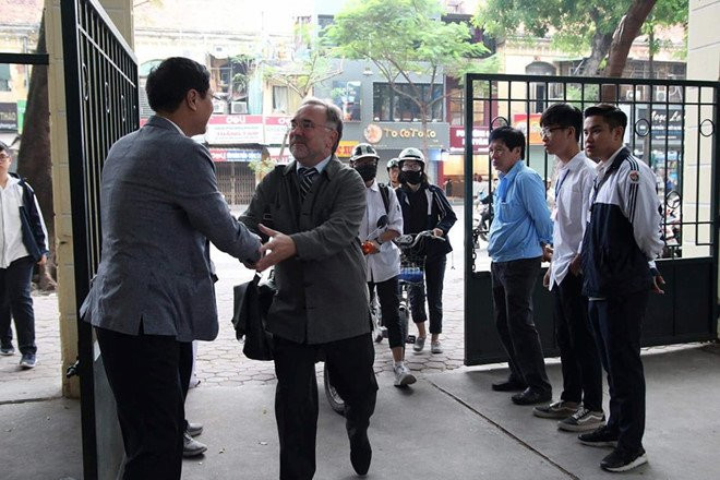 Hieu truong THPT Viet Duc: Bai hoc lam nguoi tu loi chao o cong truong hinh anh 1