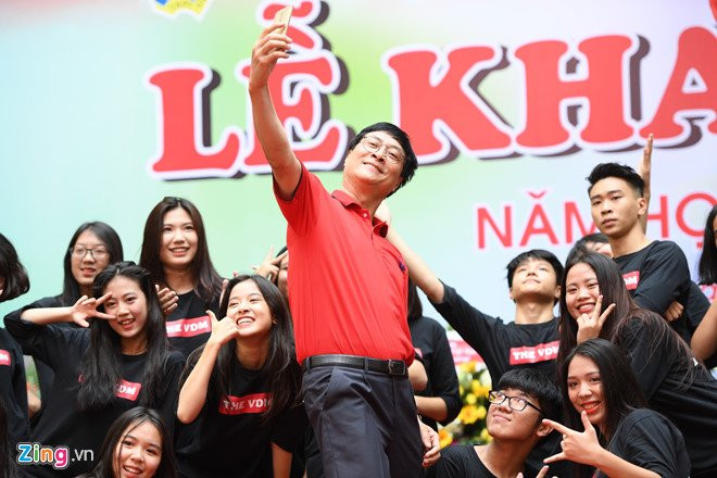 Hieu truong THPT Viet Duc: Bai hoc lam nguoi tu loi chao o cong truong hinh anh 3
