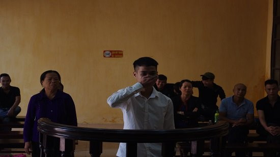 Cháu nội cầm chày giã cua đập đầu bà