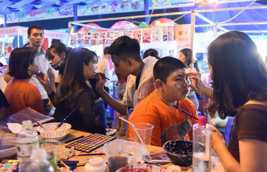 Bien nguoi don Halloween o Sai Gon, Ha Noi hinh anh 10