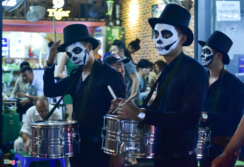 Bien nguoi don Halloween o Sai Gon, Ha Noi hinh anh 14