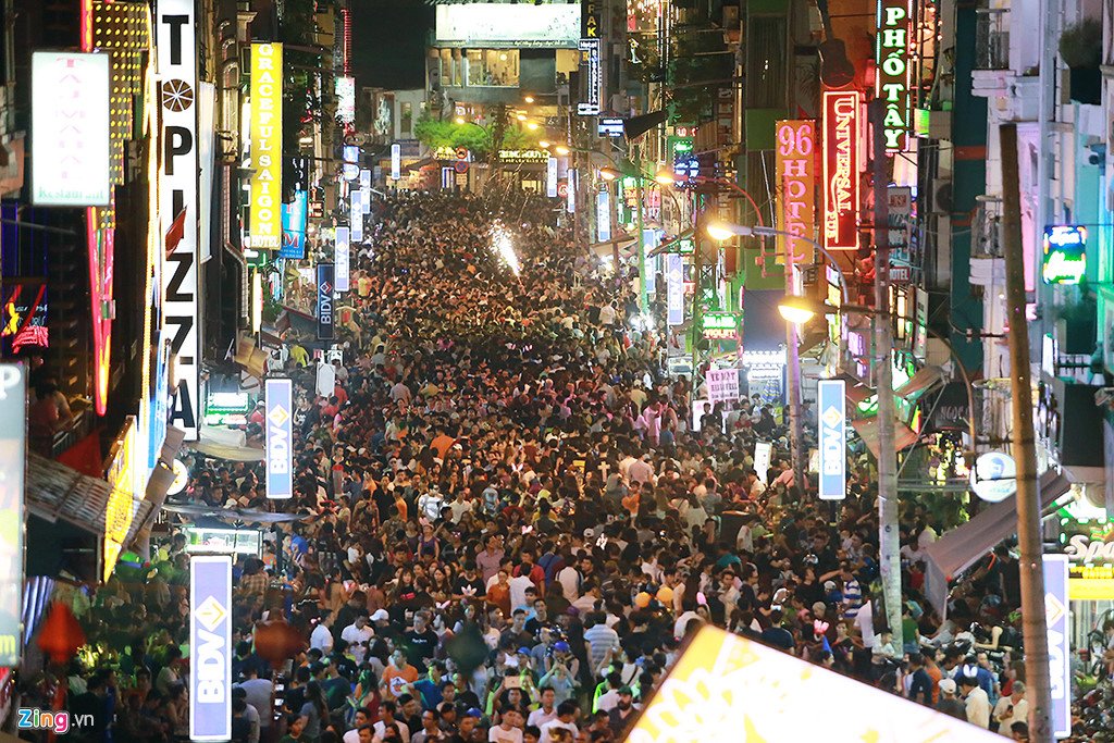 Bien nguoi don Halloween o Sai Gon, Ha Noi hinh anh 2