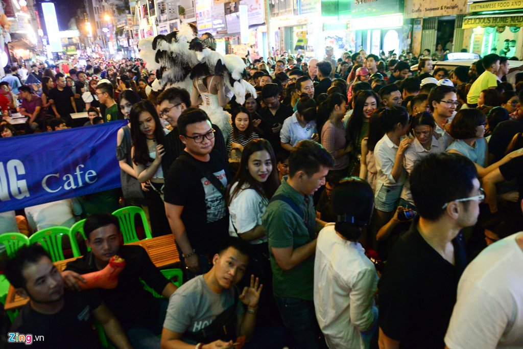 Bien nguoi don Halloween o Sai Gon, Ha Noi hinh anh 4