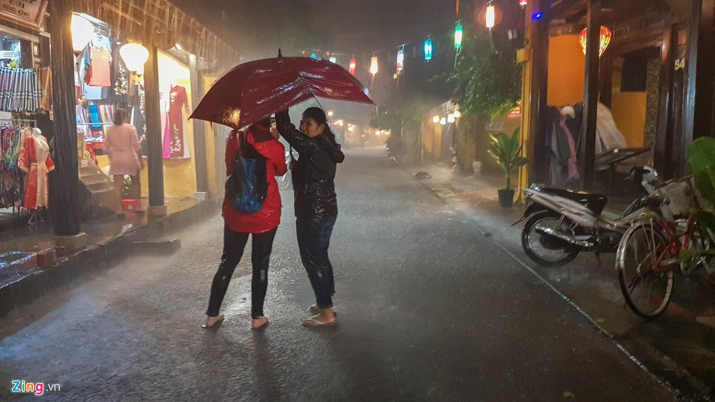 Thuy dien xa lu, pho co Hoi An lung linh anh den bi ngap trong nuoc hinh anh 8