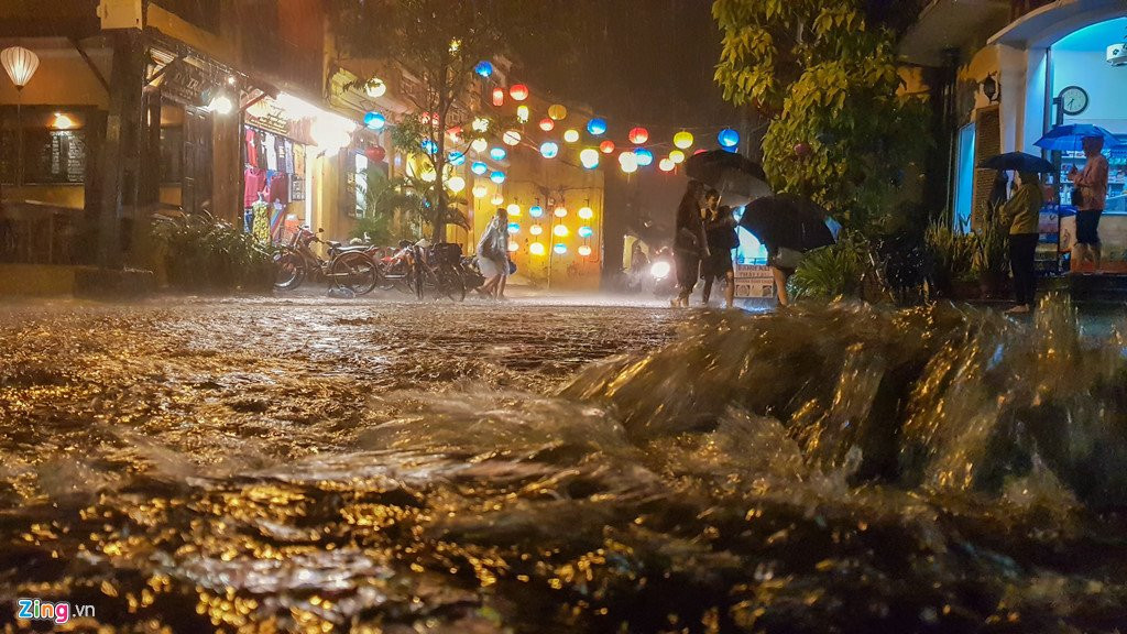 Thuy dien xa lu, pho co Hoi An lung linh anh den bi ngap trong nuoc hinh anh 9