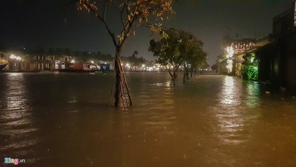 Thuy dien xa lu, pho co Hoi An lung linh anh den bi ngap trong nuoc hinh anh 1