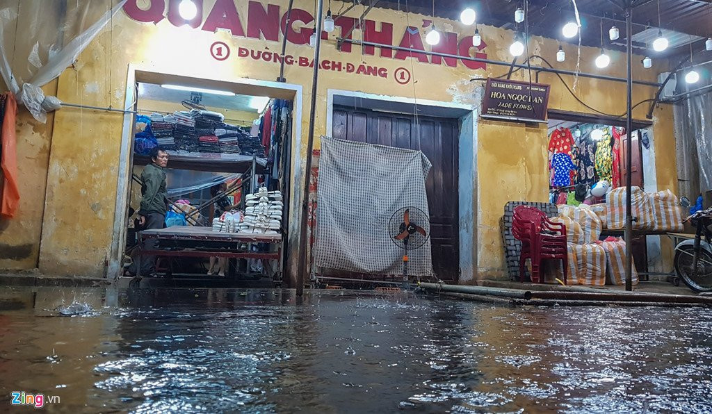 Thuy dien xa lu, pho co Hoi An lung linh anh den bi ngap trong nuoc hinh anh 2