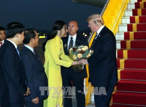 Dân mạng sốt sắng tìm danh tính cô gái tặng hoa cho Tổng thống Mỹ Donald Trump - Ảnh 1.