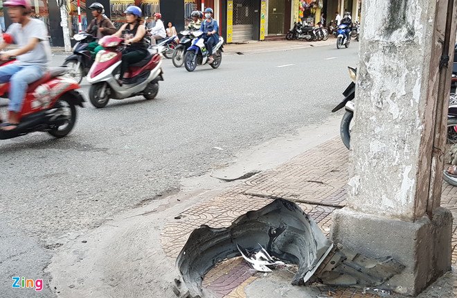 Xe hop dang bi tam giu, khong hieu vi sao ra duong gay tai nan hinh anh 3