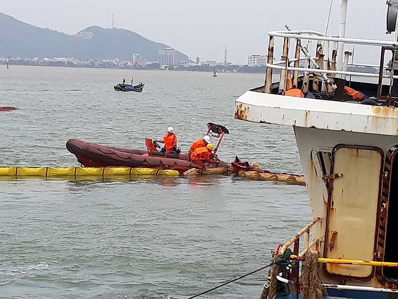 Hút dầu để trục vớt tàu chìm ở Quy Nhơn - ảnh 1