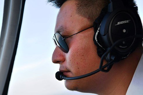 dai uy phi cong nguyen thanh trung trong mat nguoi ban dam me bau troi hinh 4