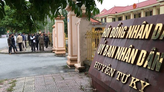 Dan keo den UBND huyen doi giai quyet tinh trang con do hoanh hanh hinh anh 1