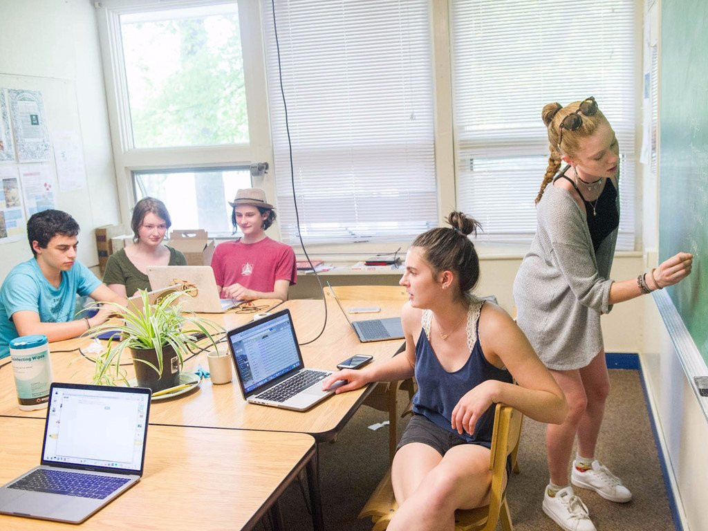 Ngoi truong doc nhat vo nhi day hoc sinh lam nong, ren kiem, nau an hinh anh 4