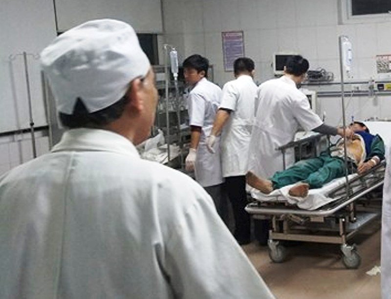 Sập giàn giáo công trình bến xe, 10 người bị thương - ảnh 2