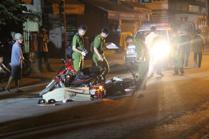 Công an quận 9 khám nghiệm hiện trường.