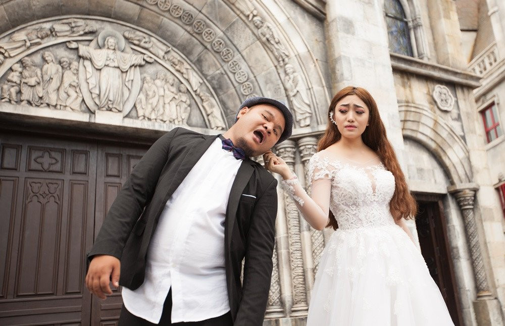 Anh cuoi vui nhon cua Vinh Rau FAPtv va ban gai xinh dep hinh anh 1