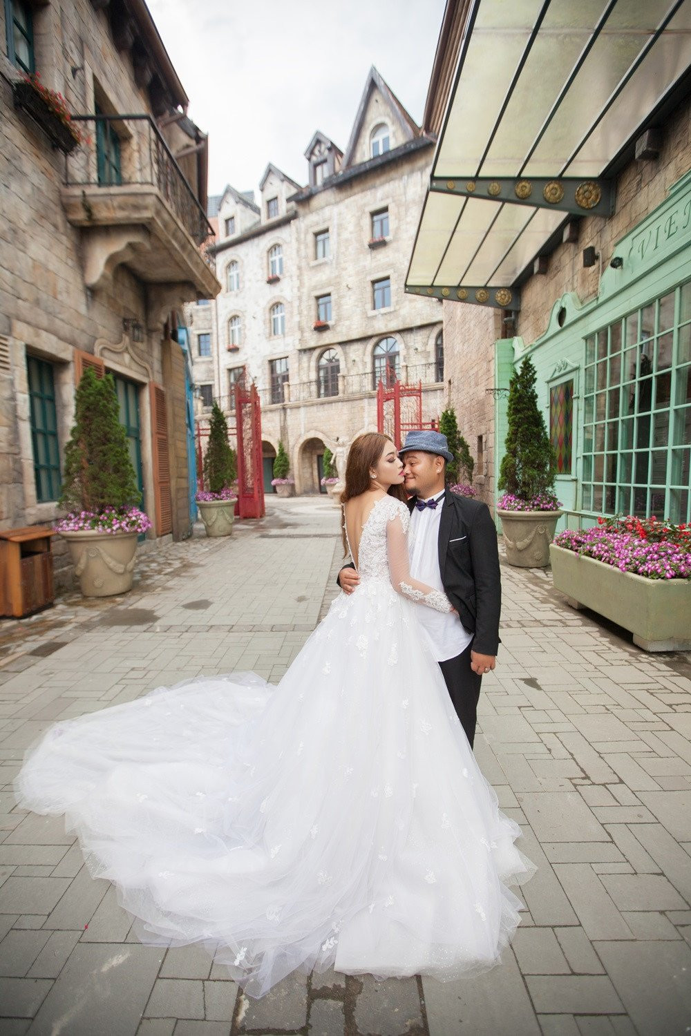 Anh cuoi vui nhon cua Vinh Rau FAPtv va ban gai xinh dep hinh anh 10