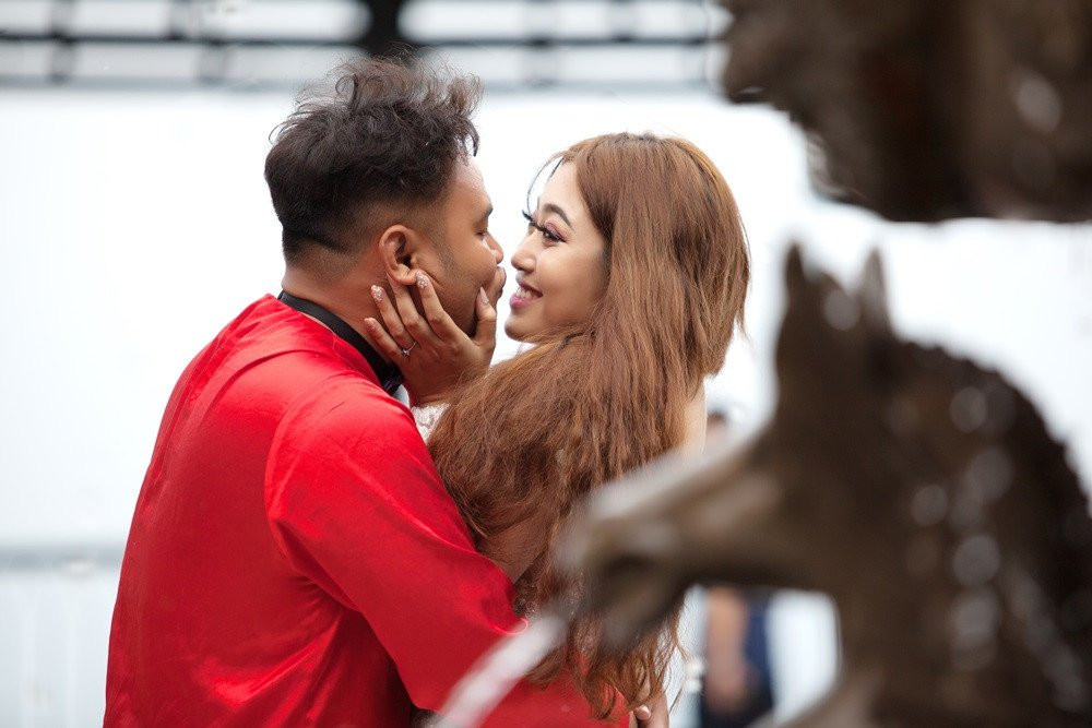 Anh cuoi vui nhon cua Vinh Rau FAPtv va ban gai xinh dep hinh anh 2