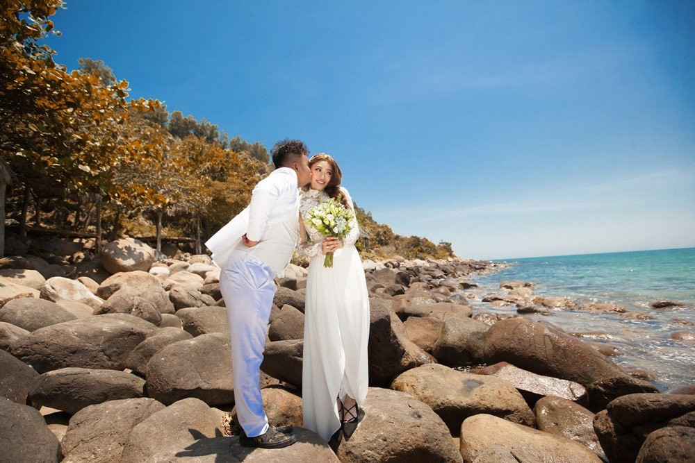 Anh cuoi vui nhon cua Vinh Rau FAPtv va ban gai xinh dep hinh anh 3