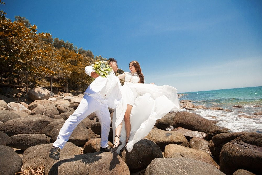 Anh cuoi vui nhon cua Vinh Rau FAPtv va ban gai xinh dep hinh anh 4