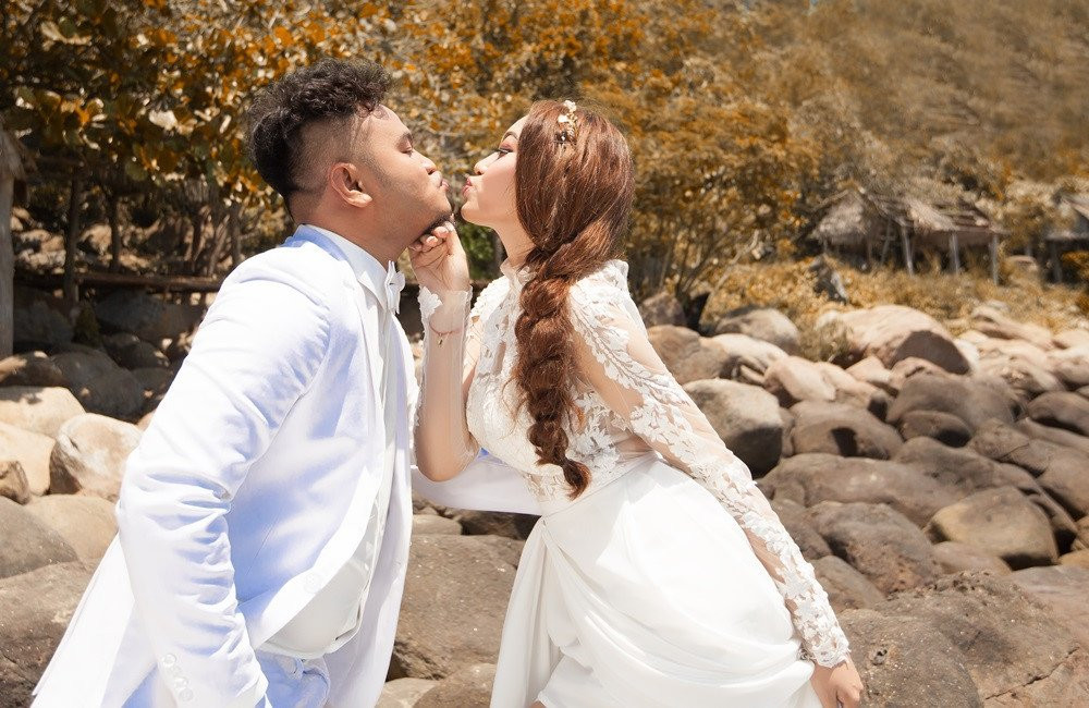 Anh cuoi vui nhon cua Vinh Rau FAPtv va ban gai xinh dep hinh anh 5