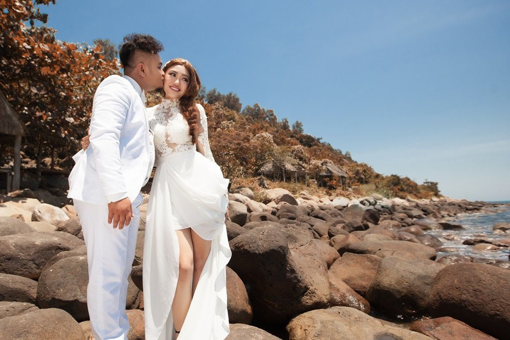 Anh cuoi vui nhon cua Vinh Rau FAPtv va ban gai xinh dep hinh anh 6