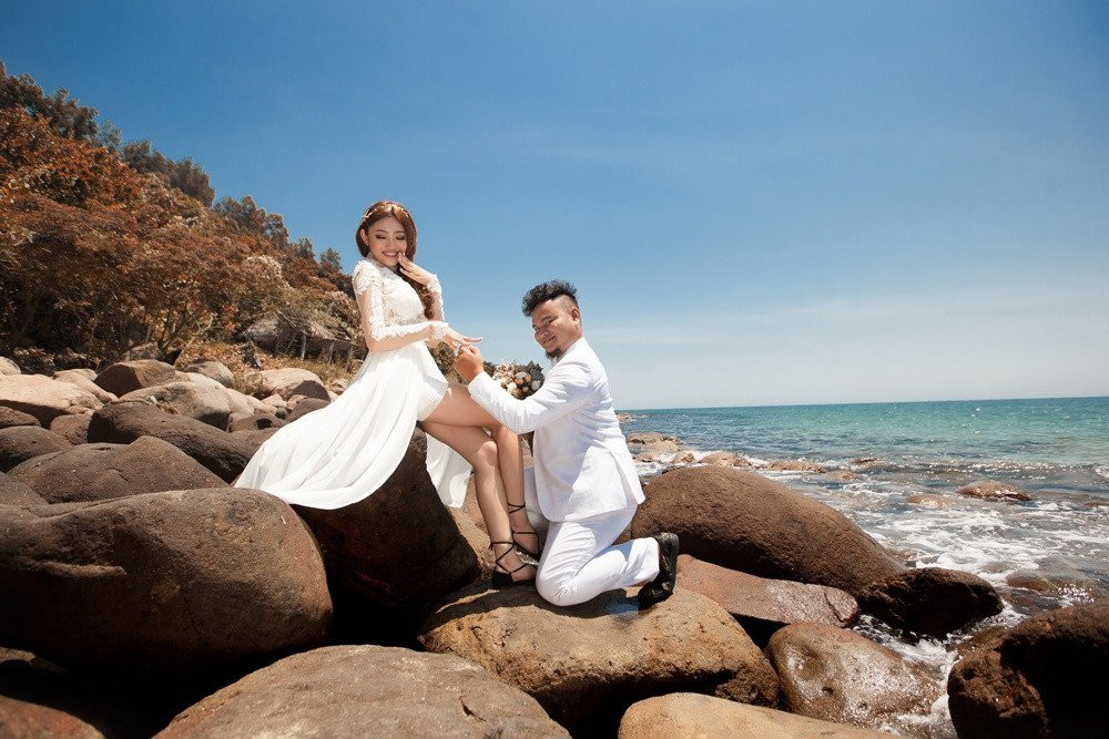 Anh cuoi vui nhon cua Vinh Rau FAPtv va ban gai xinh dep hinh anh 7