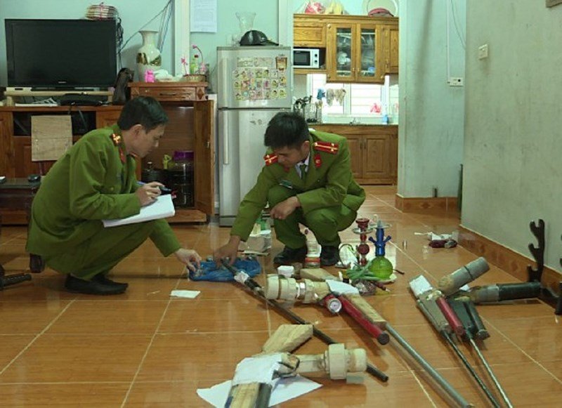 Thu giữ cả kho súng trong nhà 'trùm' ma túy - ảnh 1