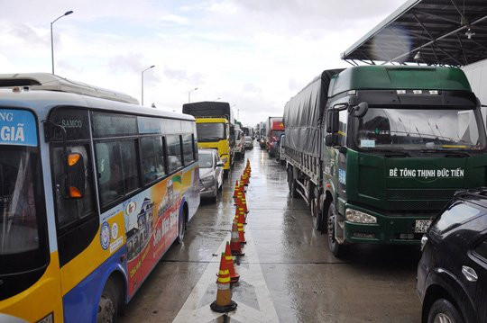 BOT Ninh An lại ách tắc vì tài xế chắn làn - Ảnh 9.