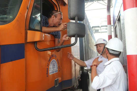 BOT Ninh An lại ách tắc vì tài xế chắn làn - Ảnh 4.