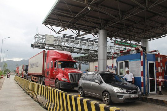 BOT Ninh An lại ách tắc vì tài xế chắn làn - Ảnh 2.