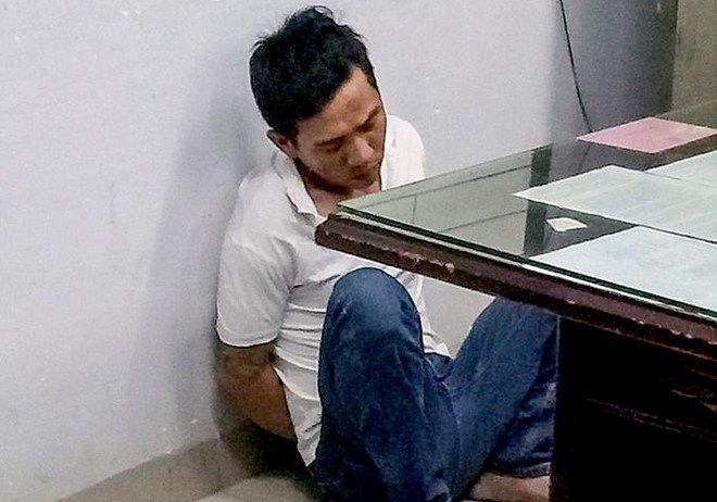 Be trai bi bat coc khi dang choi o cong vien hinh anh 1