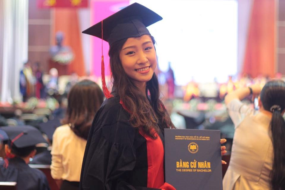 A khoi DH Kinh te TP.HCM lot top 45 Hoa hau Hoan vu la ai? hinh anh 5