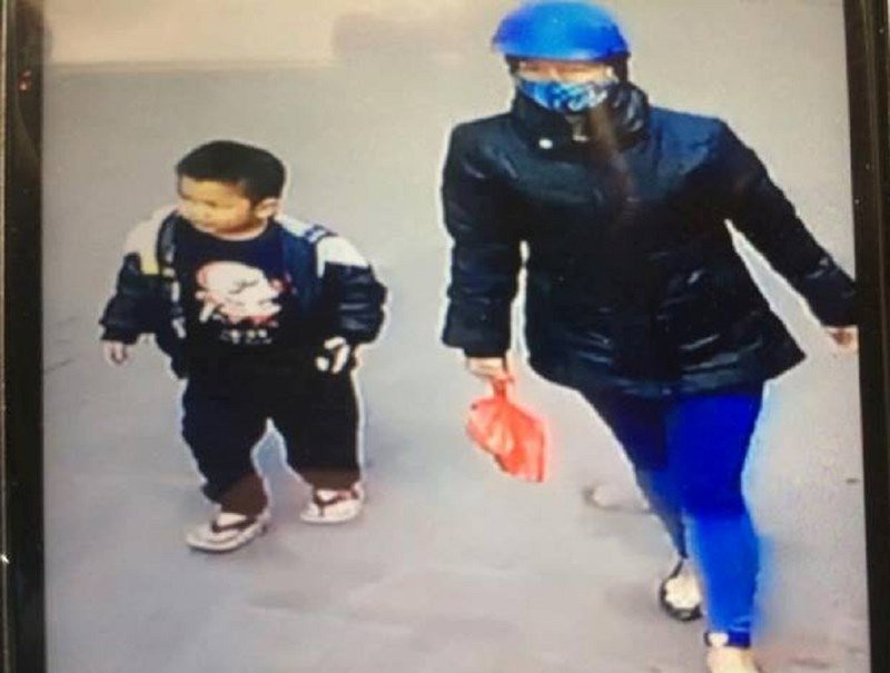 Bé trai bị bỏ lại qua đêm, không ai đến nhận - ảnh 2