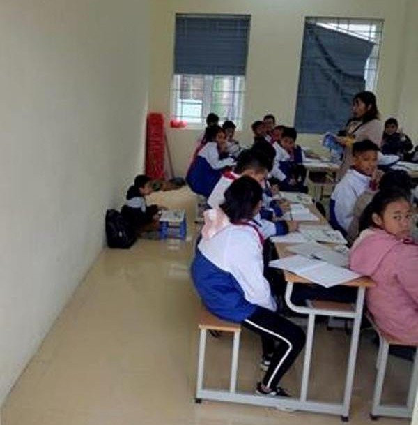 Quen deo khan do, nam sinh bi co giao phat ngoi hoc duoi nen nha hinh anh 1