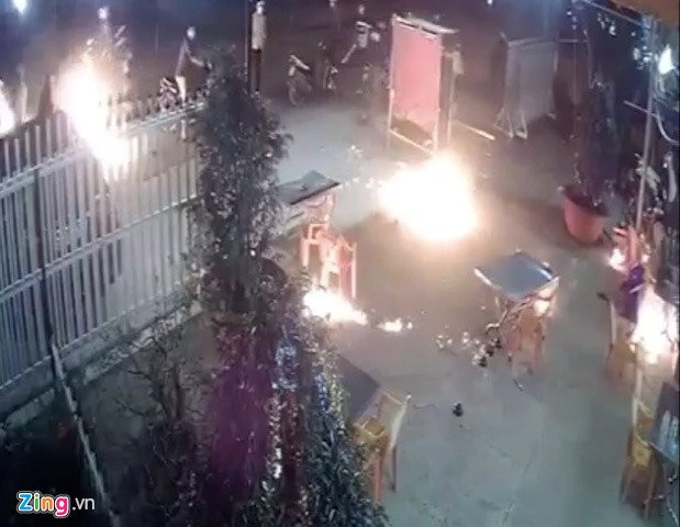 Hon 20 thanh nien cam dao tan cong quan nhau hinh anh 2