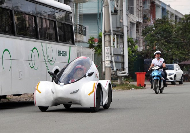 Sinh vien che tao xe 4 banh chay 200 km voi mot lit xang hinh anh 2