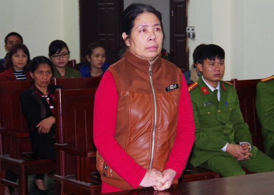 Bảo mẫu “tra tấn” bé 2 tháng tuổi lĩnh 15 tháng tù - Ảnh 2.